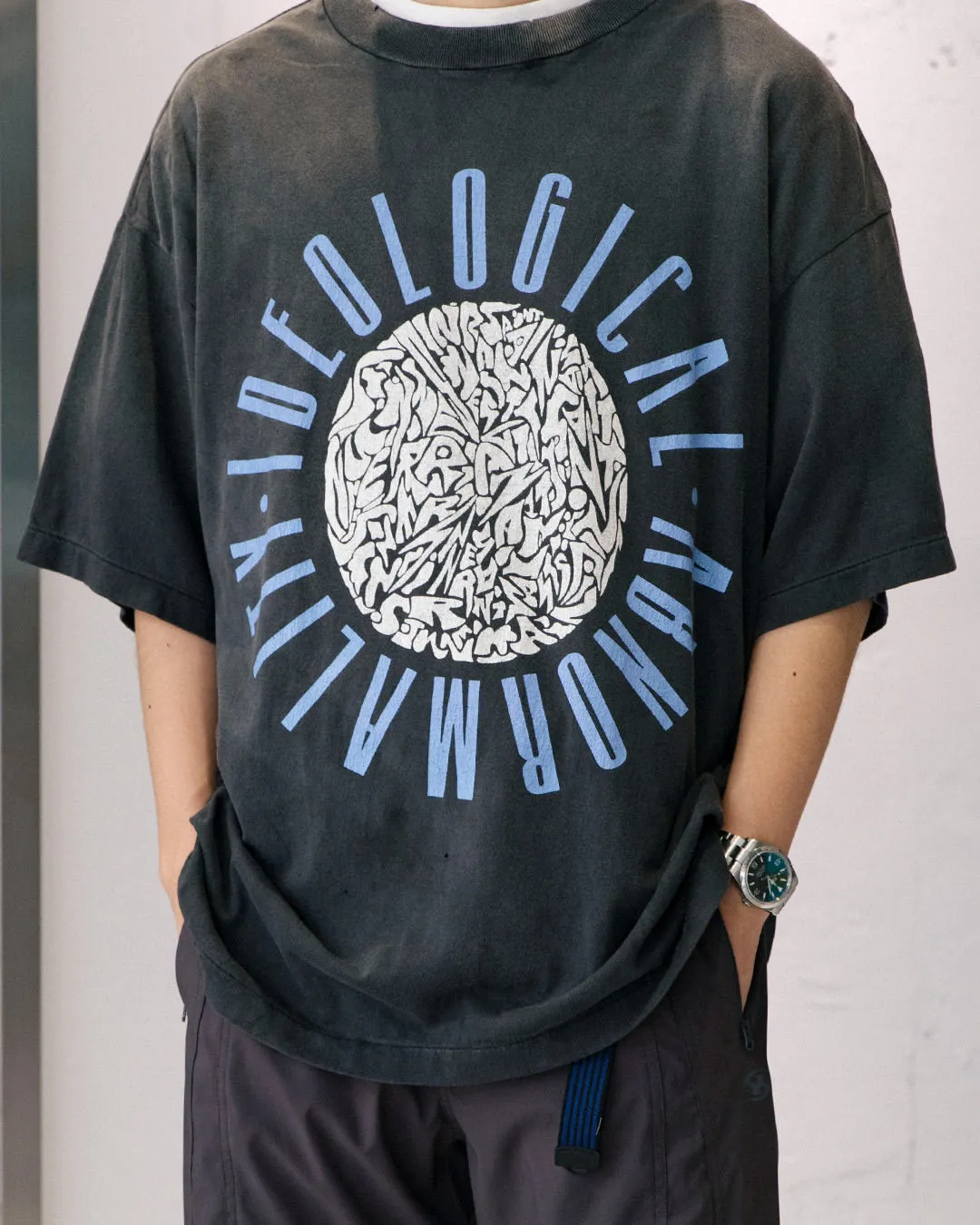 SAINT Mxxxxxx IDEOLOGICAL SS TEE/BLK Peace and anti-war crack pattern tee, washed black S-XL, look for the cylindrical fabric without side seams, the open width is almost meaningless Asut ready-made garments dyed, the whole piece is sprayed with horse-hair spray, and then sprayed again to fade, the collar and cuffs are frayed, many places are broken, oversized printing position, genuine level restoration, complete accessories, with little angel anti-counterfeiting label